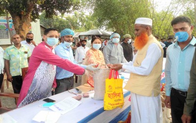 ডিমলায় ঈদকে সামনে রেখে চেয়ারম্যান ময়নুল হকের আর্থিক সহায়তা প্রদান