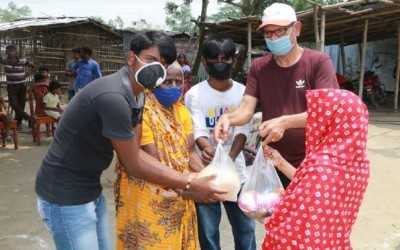 নিজের বেতনের দুই মাসের টাকায় প্রতিবন্ধী ও ভিক্ষুকদের খাদ্যপণ্য সহায়তা করলেন রাজু বাঁশফোঁড়