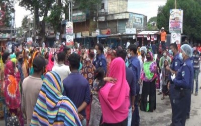 ঝিনাইদহে ত্রাণের দাবিতে চেয়ারম্যানের বিরুদ্ধে বিক্ষোভ ও সড়ক অবরোধ