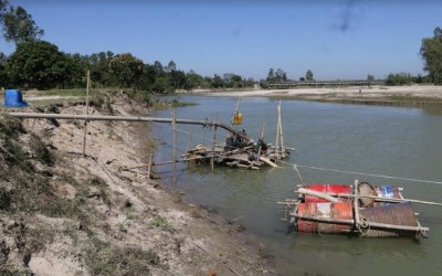 ৬ স্থানে বালু উত্তোলন  হুমকিতে নদীর তীর, ফসলি জমি, মন্দিরসহ সেতু