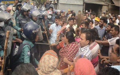 খুলনায় পাটকল চালুর দাবিতে শ্রমিক-পুলিশ সংঘর্ষ, আহত ১২