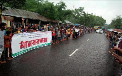 নীলফামারীতে প্রণোদনার তালিকা প্রণয়নে অনিয়মের বিরুদ্ধে এলাকাবাসীর মানববন্ধন