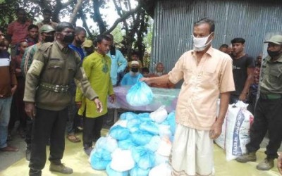 ডিমলায় রমজানকে সামনে রেখে অসহায় ও কর্মহীন মানুষের মাঝে ত্রাণ বিতরণ