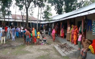 দিনাজপুরের ফুলবাড়ী  প্রশাসনের উদ্যোগে শতাধিক বন্যার্ত পরিবারের মাঝে ত্রাণ সামগ্রী বিতরণ