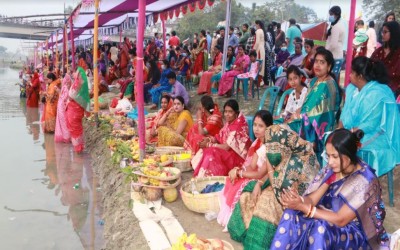 ফুলবাড়ীতে যমুনার তীরে বসেছে সূর্য পূজা নর-নারীদের মিলন মেলায় রূপ নিয়েছে পূজা অঙ্গন