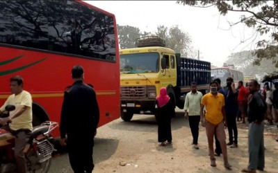 ধুুলাবালি থেকে রক্ষা পেতে শৈলকুপার ভাটই  বাজারে অবরোধ