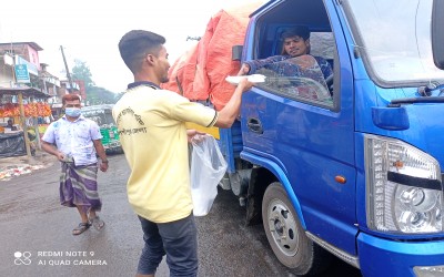 লক্ষ্মীপুরে ছাত্র-যুব, প্রবাসী অধিকার পরিষদ কর্তৃক ১০০০ সাধারণ মানুষের মাঝে ইফতার বিতরণ অনুষ্ঠিত।