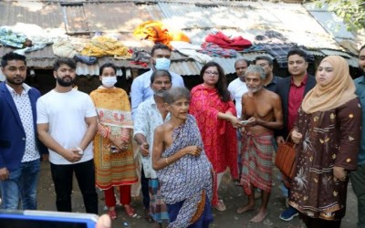 অবশেষে বাড়ির প্রতিশ্রুতি ও আর্থিক সহায়তা পেল ফুলবাড়ীর সেই পাঁচ প্রতিবন্ধী ভাইবোন