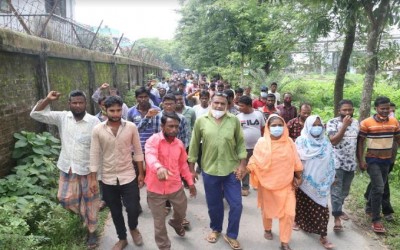 গ্রেফতার আতঙ্কের মধ্যেই আটক খনি শ্রমিকনেতাদের মুক্তির দাবীতে শ্রমিকদের বিক্ষোভ