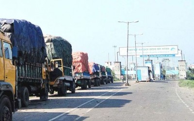 দুই মাস ধরে বন্ধ আমদানি-রপ্তানি,বন্দর এলাকায় আটকা পড়েছে ৫হাজার পণ্যবাহী ট্রাক