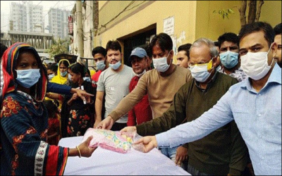 সুস্থ হওয়ার পর রিজভী বস্তিবাসীদের ত্রাণ দিতে যান