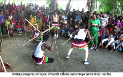 গ্রাম বাংলা থেকে হারিয়ে যাওয়া লাঠি খেলা দেখতে উৎসুক জনতার ভীড়