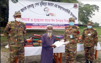 ফুলবাড়ীতে বন্যার্ত ও দুস্থদের মাঝে সেনাবাহিনীর ঈদ উপহার বিতরণ