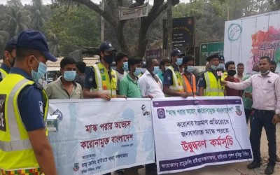 দ্বিতীয় দিনের মতো রামু ক্রসিং হাইওয়ে থানার উদ্যোগে মাস্ক বিতরণ