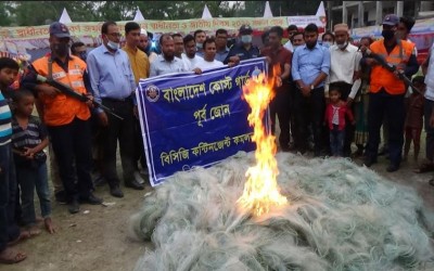 লক্ষীপুরের কমলনগরে অবৈধ কারেন্ট জাল পুড়িয়েছে কোস্টগার্ড