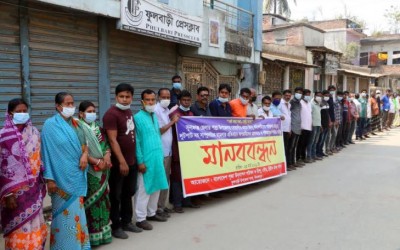 হিন্দুধর্মাবলম্বীদের বাড়িতে হামলার প্রতিবাদে ফুলবাড়ীতে মানববন্ধন