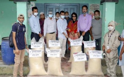 ফুলবাড়ী দুস্থদের ‘ফুড বাস্কেট’ এ  ফুলবাড়ী প্রেসক্লাব এর খাদ্য সহায়তা প্রদান