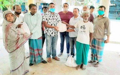 উত্তর সাবেক রাঙ্গুনিয়া শ্রী শ্রী রাসবিহারী ধামে ব্যাবসায়ী নটন বিশ্বাসের উদ্যেগে ১০০ পরিবারের মাঝে ত্রান বিতরন ৷