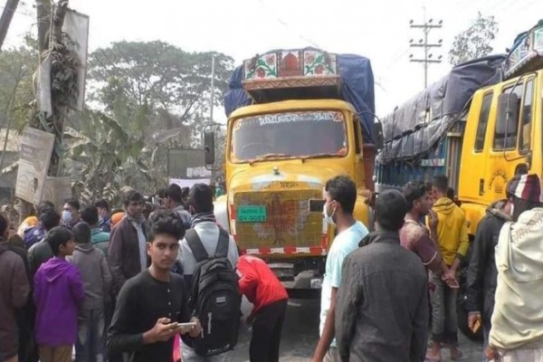 সড়ক দূর্ঘটনায় ঝিনাইদহের ঘোষপাড়ায় এক নারীর মৃত্যু