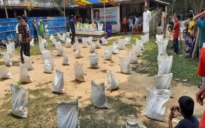 প্রবাসী মেহেদী হাসান আইমনের উদ্যোগে শতাধিক পরিবারের মাঝে ইফতার সামগ্রী বিতরণ।