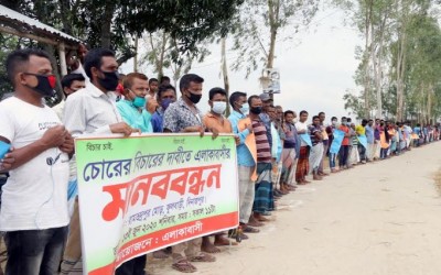 চুরির প্রতিকার না পেয়ে মানববন্ধন করলো গ্রামবাসী