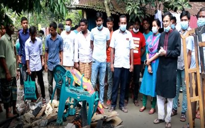 দিনাজপুরের ফুলবাড়ীতে বজ্রপাতে ভস্মিভূত বসতবাড়ী পরিদর্শন করেছেন উপজেলা চেয়ারম্যান