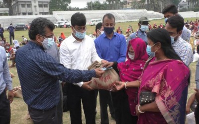 ঝিনাইদহে লকডাউনে কর্মহীন মানুষের মাঝে প্রধানমন্ত্রীর উপহার সামগ্রী বিতরণ