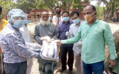 ফুলবাড়ীতে ঝড় ও বৃষ্টিতে ক্ষতিগ্রস্তদের খাদ্যসহায়তা দিলেন মোস্তাফিজুর রহমান এমপি