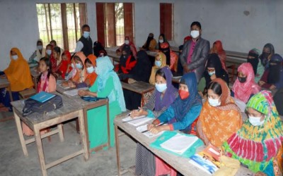 ফুলবাড়ীতে সরকারের বিধি নিষেধাজ্ঞাকে উপেক্ষা করে বিদ্যালয়ে শ্রেণিকক্ষে চলছে সেলাই প্রশিক্ষণ