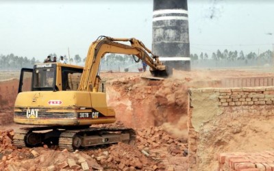 ফুলবাড়ীতে অবৈধ দুটি ইটভাটায় অভিযান স্থাপনা গুড়িয়ে দেয়াসহ জরিমানা আদায়