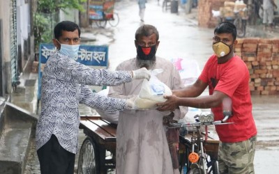 রাজু গুপ্তা’র ব্যক্তি উদ্যোগে খাদ্যসামগ্রী বিতরণ