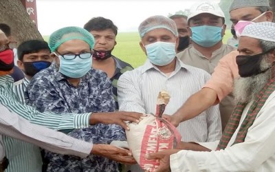 ফুলবাড়ীতে ইউপি আওয়ামী লীগের উদ্যোগে খাদ্যসামগ্রী বিতরণ