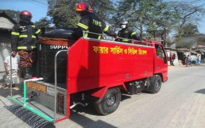 ডিমলায় জীবাণুনাশক  পানি দিয়ে সড়ক পরিস্কার পরিচ্ছন্নতা চলছে