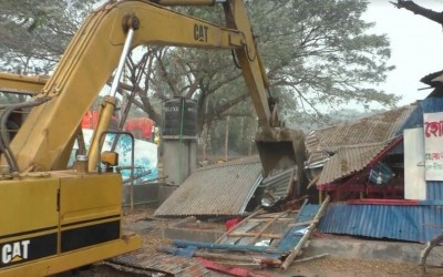 ঝিনাইদহে সড়ক ও জনপথের জায়গায় অবৈধ স্থাপনা উচ্ছেদ অভিযান