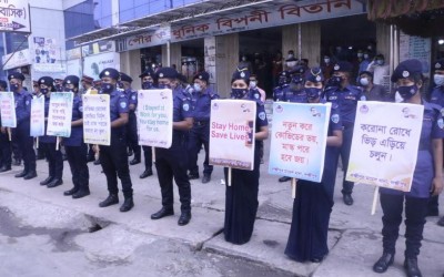 করোনা মোকাবেলায় লক্ষীপুরে পুলিশের উদ্যোগে ক্যাম্পিং ও বিনামূল্যে মাস্ক বিতরণ