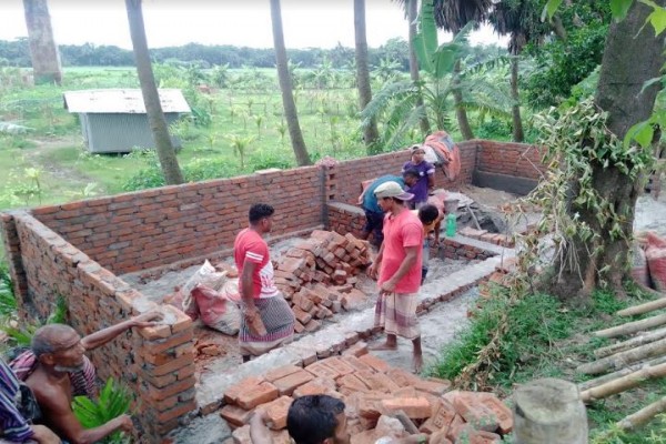 লক্ষীপুরে সরকারি বেড়িবাঁধের জমি দখল করে অবৈধ স্থাপনা নির্মাণ