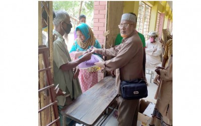 ফুলবাড়ীতে ভাইবোনের ব্যক্তি উদ্যোগে দুস্থদের মাঝে খাদ্যপণ বিতরণ