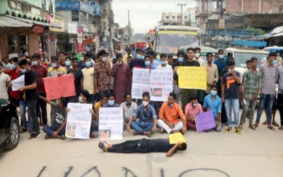 ফুলবাড়ীতে ধর্ষণ ও সহিংসতার প্রতিবাদে সড়ক অবরোধ-বিক্ষোভ-মানববন্ধন