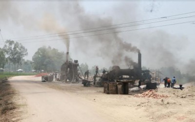 মিক্সিং প্লান্টের বিষাক্ত ধোঁয়ায় অতিষ্ঠ গ্রামবাসী নষ্ট হচ্ছে ফসলি জমি, ছবি তোলায় সাংবাদিকের ওপর চড়াও ঠিকাদার