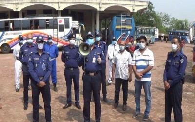 সরকারি নির্দেশনা মেনে বাস চলাচল নিশ্চিত করতে ঝিনাইদহে পুলিশের তল্লাসী