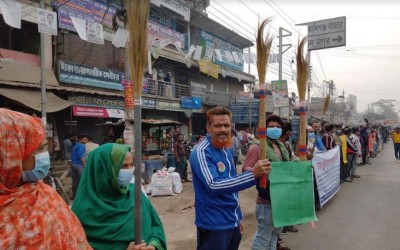 কালীগঞ্জে স্বাস্থ্য কর্মকর্তার অপসারণের দাবিতে ঝাড় ও জুতা প্রদর্শন