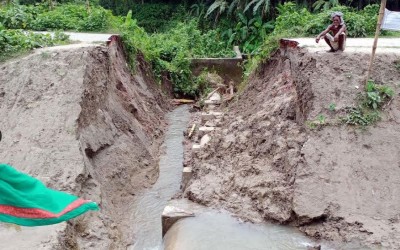 শৈলকুপায় সংস্কারের নামে রাস্তা কেটে দফারফা ৪০ গ্রামের মানুষের যাতায়াত বন্ধ