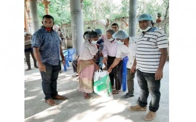 রাঙ্গুনিয়ায় দঃ সাবেক রাঙ্গুনিয়া গ্রামবাসীর উদ্যেগে ৬৩ পরিবারের মাঝে খাদ্যসামগ্রী বিতরন করা হয় ৷