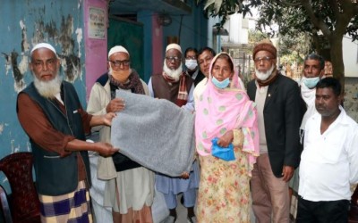 ফুলবাড়ীতে বীর মুক্তিযোদ্ধাদের উদ্যোগে শীতবস্ত্র বিতরণ