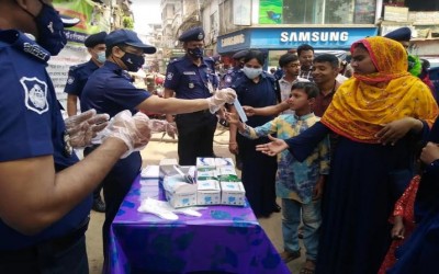 দেশব্যাপী কর্মসূচী অংশ হিসাবে ঝিনাইদহে পুলিশের মাস্ক  বিতরণ কর্মসূচি পালিত