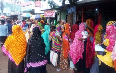 ১০ টাকা কেজি চাল কিনতে স্বাস্থ্যবিধির বালাই নেই  গাদাগাদি করেই লাইনে দাঁড়িয়ে ক্রেতারা