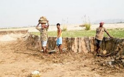 কমলনগরে গভীর রাতে চলছে মেঘনা তীরের মাটি কাটা 