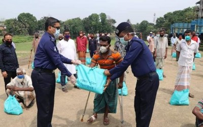 শারীরিকভাবে অক্ষম এবং কর্মহীন হয়ে পড়া পরিবহন শ্রমিকদের পাশে ঝিনাইদহ পুলিশ