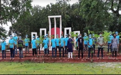 হরিপুরকে লাল-সবুজে রাঙাতে কৃষ্ণচুড়া গাছ লাগালো অক্সিজেন