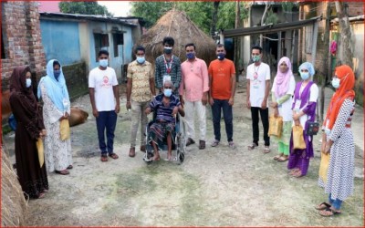 হুইলচেয়ার নিয়ে পঙ্গু ব্যক্তির বাড়ি হাজির হলো ‘আমরা করব জয়’